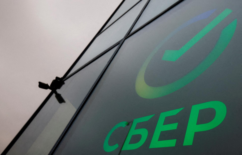 Logo ruskej najväčej banky Sberbank v Moskve. FOTO: Reuters