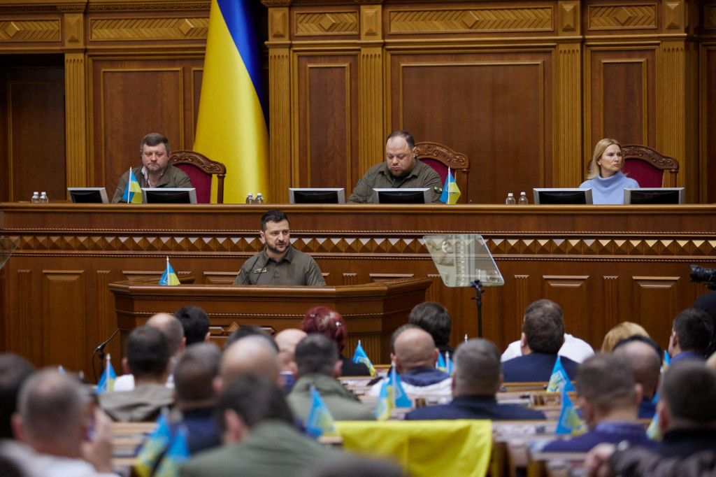 Ukrajinský prezident Volodymyr Zelenskyj na schôdzi parlamentu. FOTO: REUTERS