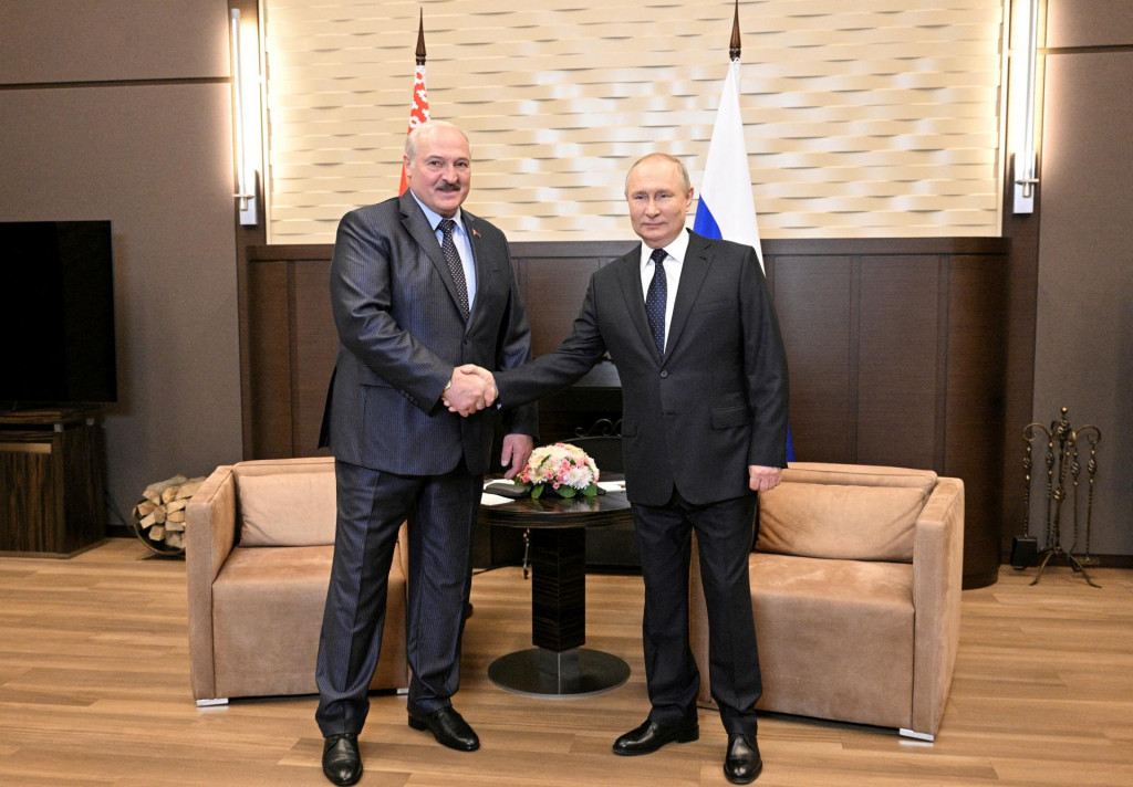 Ruský prezident Vladimir Putin si počas stretnutia v ruskom Soči podáva ruku so svojím bieloruským náprotivkom Alexandrom Lukašenkom. FOTO: Reuters