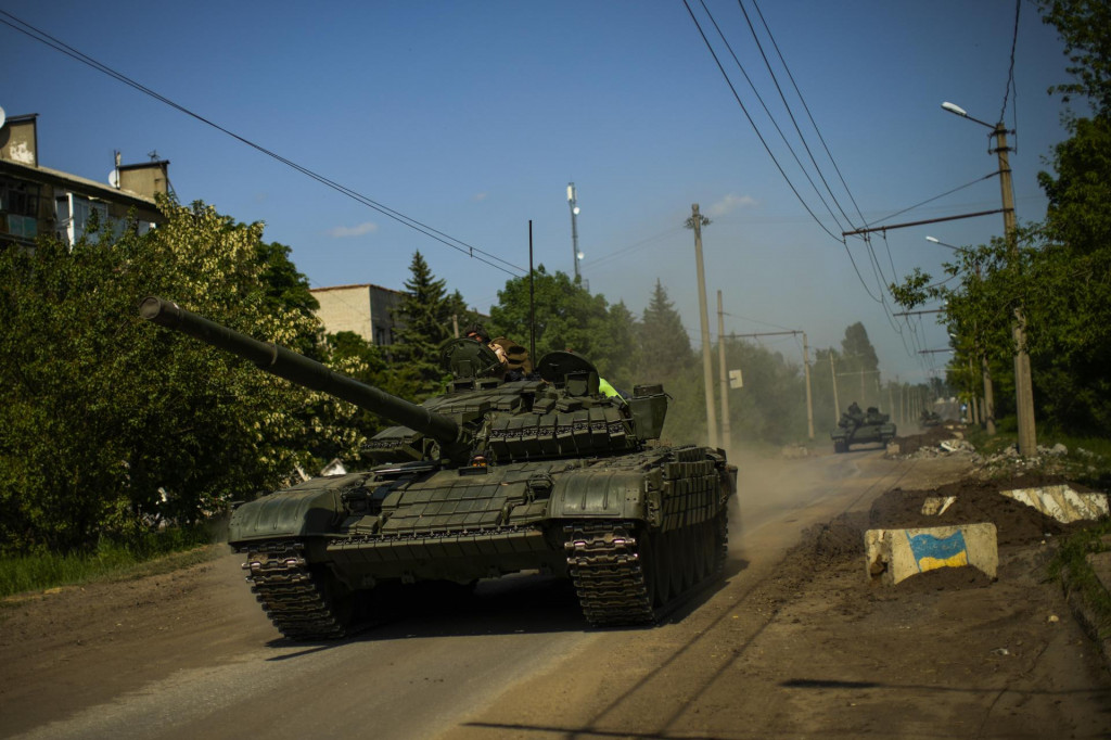 Ukrajinské tanky sa presúvajú do Doneckej oblasti na východe Ukrajiny. FOTO: TASR/AP

