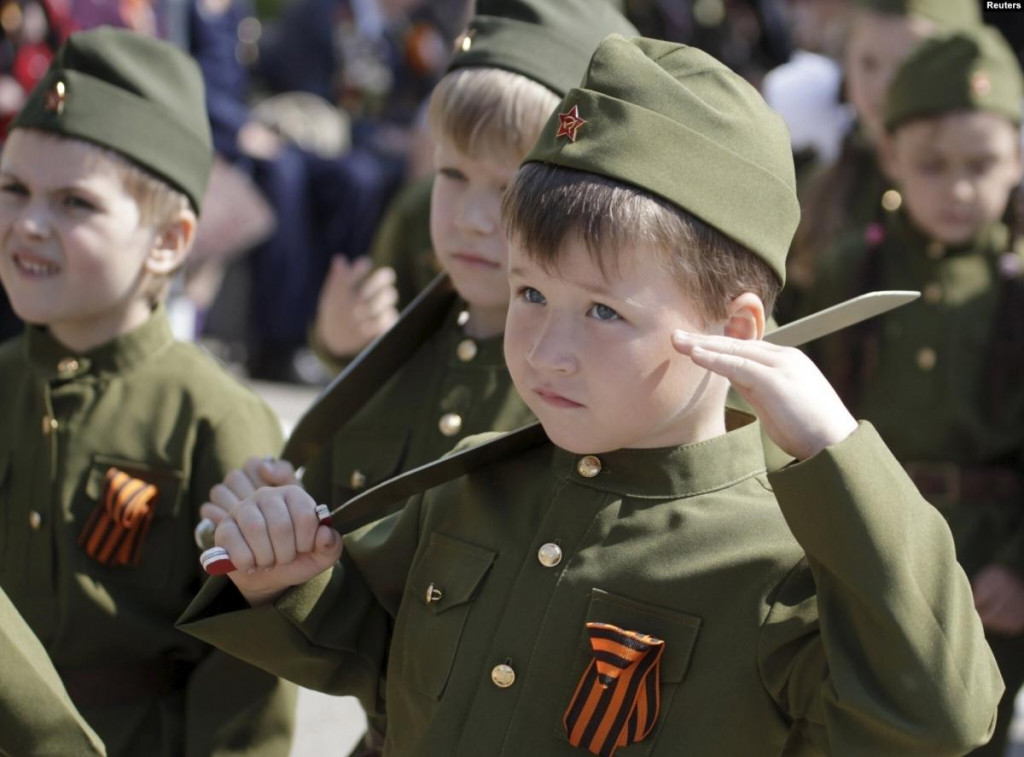 Ruské deti vo vojenských uniformách. FOTO: REUTERS