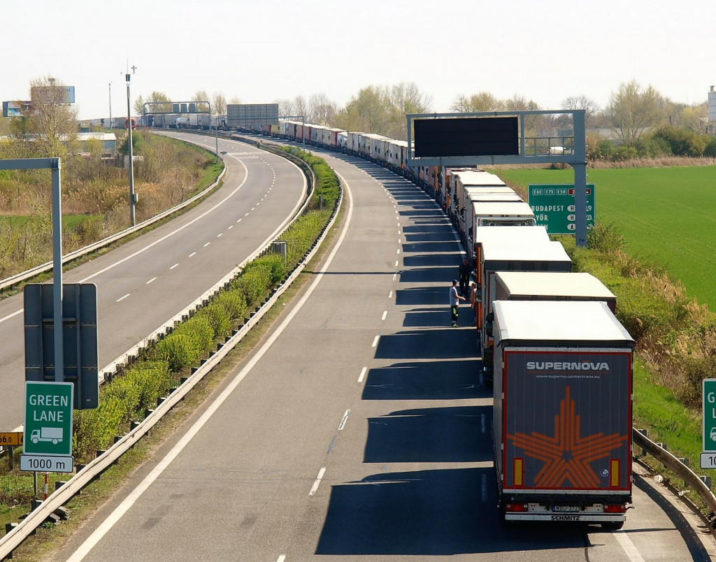 Na snímke kolóna kamiónov na diaľnici do Maďarska v úseku Lúky- Petržalka. FOTO: TASR/Miroslav Kočírer