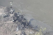 &lt;p&gt;Zničené a poškodené ruské obrnené vozidlá na brehoch rieky Siverskyj Donec na východe Ukrajiny po vyhodení do vzduchu pontónových mostov. FOTO: TASR/AP&lt;/p&gt;