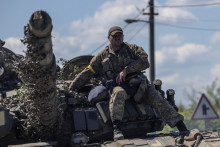 Ukrajinský člen služby jazdí na tanku eďaleko mesta Pokrovsk v Doneckej oblasti na Ukrajine. FOTO: Reuters