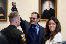 &lt;p&gt;Johny Depp so svojou právničkou.&lt;/p&gt;