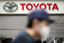 &lt;p&gt;Logo japonskej automobilky Toyota Motor na jednej z jej predajní v Tokiu. FOTO: TASR/AP&lt;br /&gt;
 &lt;/p&gt;