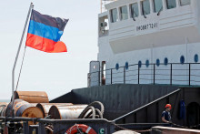 Nákladná loď v mariupolskom prístave. FOTO: REUTERS