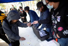 Členovia komunity z Front User Liberation Front rozdávajú čisté, testované dávky drog na demonštrácii požadujúcej legalizáciu a reguláciu bezpečných alternatív toxických pouličných drog vo Vancouveri v Britskej Kolumbii. FOTO: REUTERS