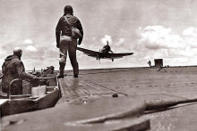 &lt;p&gt;Strmhlavý bombardér Douglas SBD Dauntless pristávajúci na palube americkej lode USS Hornet po návrate z misie počas bitky o Midway.&lt;/p&gt;