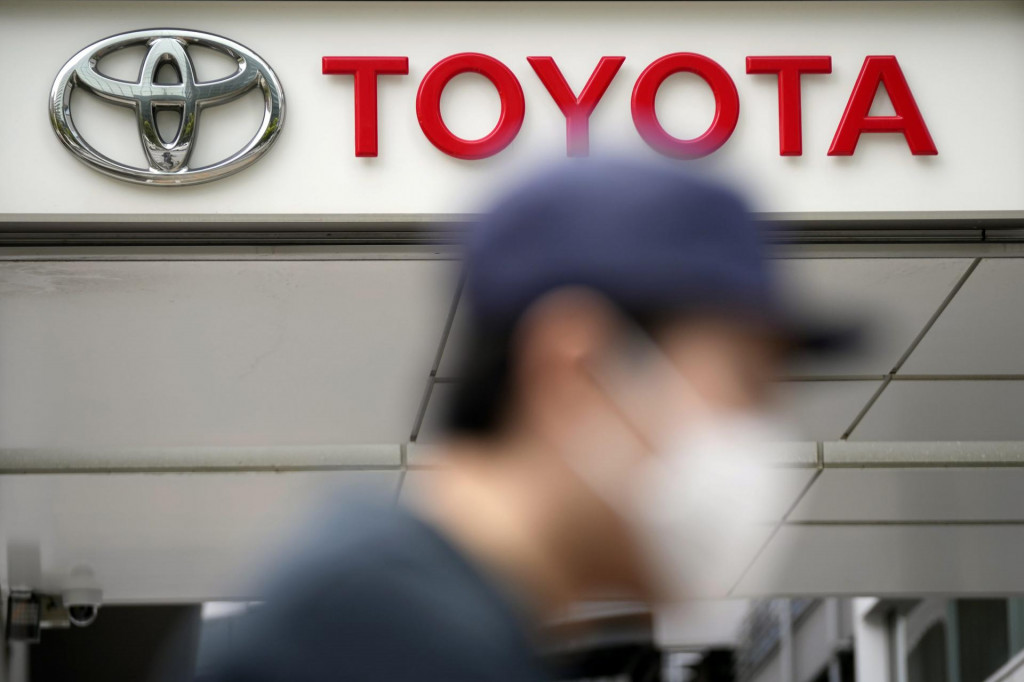 Logo japonskej automobilky Toyota Motor na jednej z jej predajní v Tokiu. FOTO: TASR/AP
