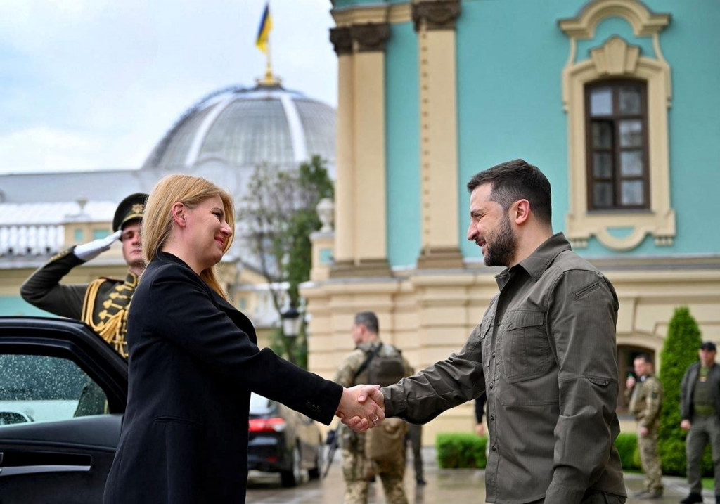 Ukrajinsk&yacute; prezident Volodymyr Zelenskyj pod&aacute;va ruku slovenskej prezidentke Zuzane Čaputovej počas jej n&aacute;v&scaron;tevy v Kyjeve. FOTO: REUTERS