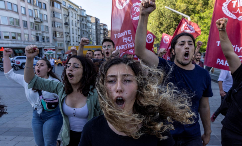 Demonštranti si 31. mája 2022 pripomínajú 9. výročie protestov v parku Gezi, ktoré prerástli do celonárodných protestov proti Recepovi Erdoganovi. FOTO: REUTERS