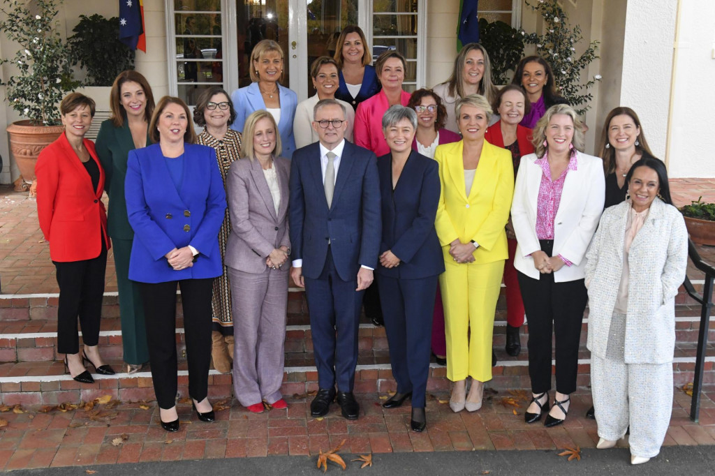 Austrálsky premiér Anthony Albanese (v popredí uprostred) pózuje so skupinkou žien po zložení prísahy novej austrálskej vlády v Canberre v stredu 1. júna 2022. FOTO: TASR/AP

