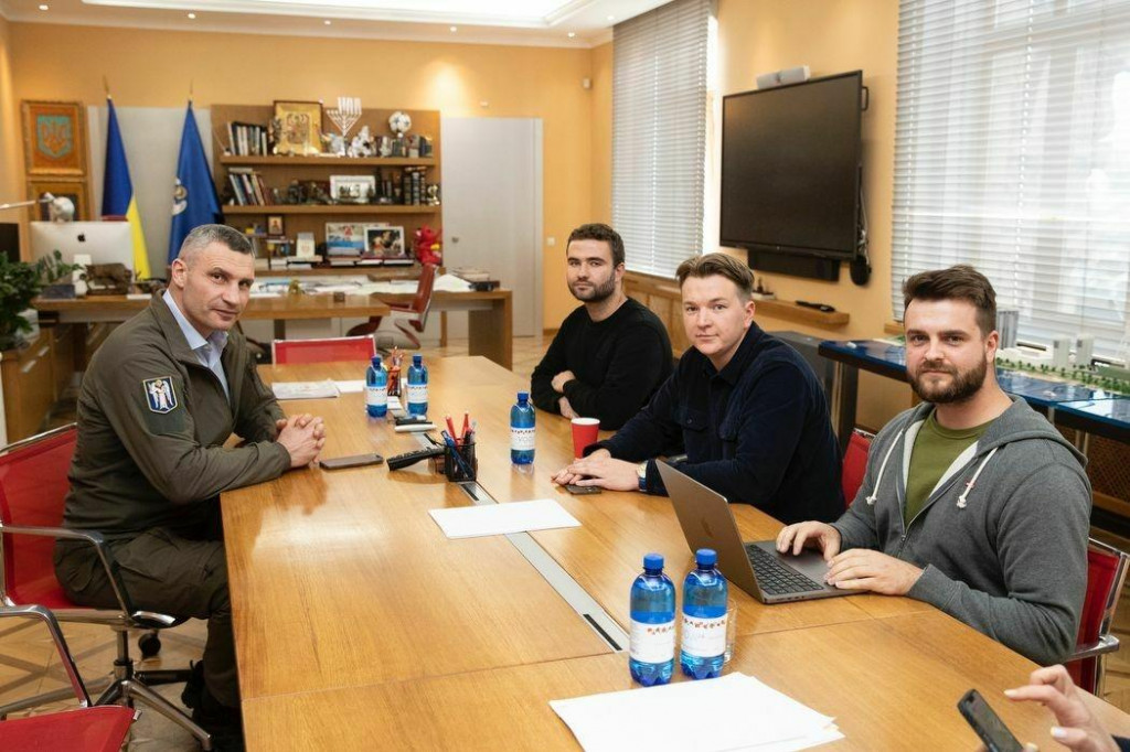 Primátor Kyjeva Vitalij Kličko a slovenský tím stojaci za platformou Simplicity v Kyjeve.