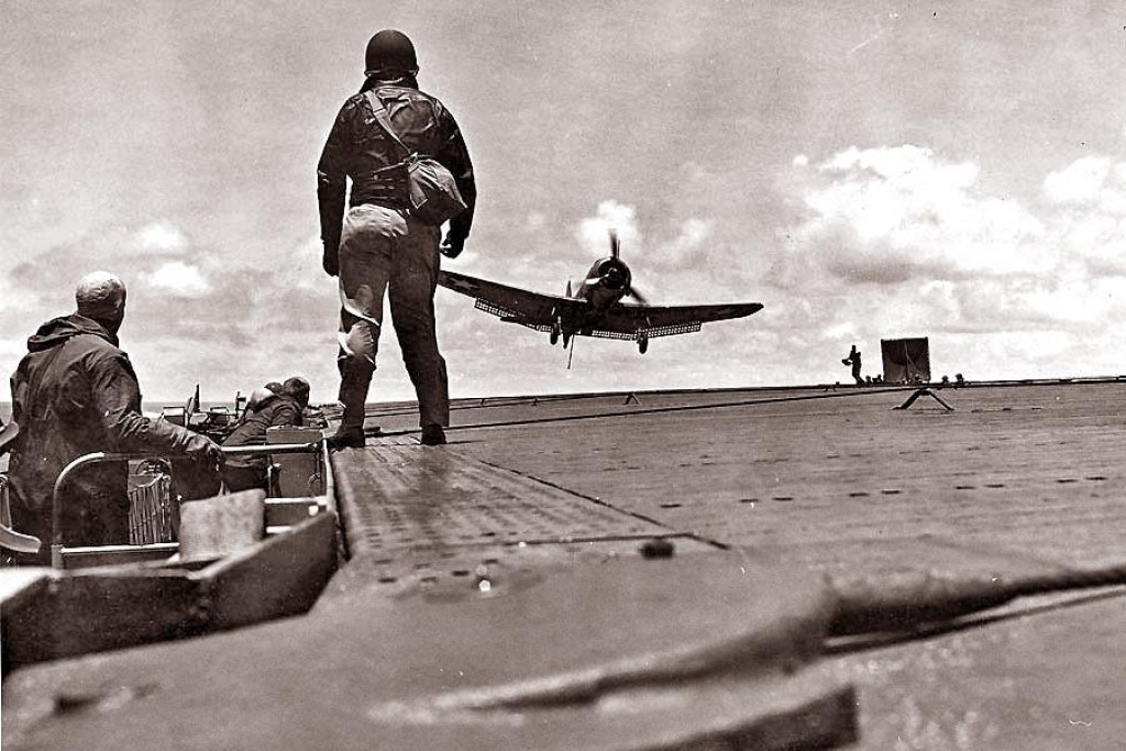 Strmhlavý bombardér Douglas SBD Dauntless pristávajúci na palube americkej lode USS Hornet po návrate z misie počas bitky o Midway.