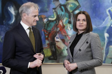 &lt;p&gt;Na snímke zľava nórsky premiér Jonas Gahr Störe a líderka bieloruskej opozície Sviatlana Cichanovská počas stretnutia v Osle v Nórsku. FOTO: TASR/AP&lt;/p&gt;