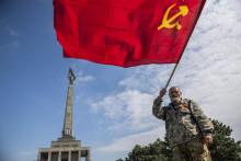 &lt;p&gt;Na snímke prorusky protestujúci máva vlajkou bývalého Sovietskeho zväzu na Slavíne. FOTO: TASR/Jaroslav Novák&lt;/p&gt;