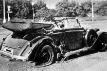 Výbuchom poškodený Heydrichov Mercedes-Benz 320 na mieste atentátu. FOTO: Wikimedia Commons/Bundesarchiv