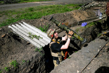 &lt;p&gt;Ukrajinský vojak v zákope. FOTO: Reuters&lt;/p&gt;