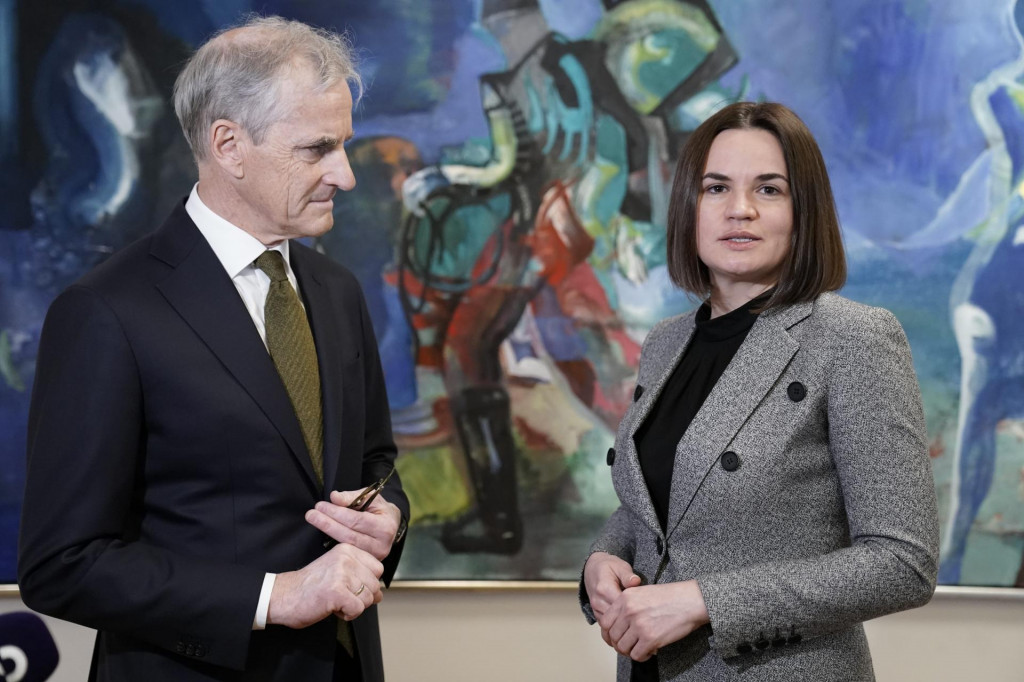 Na snímke zľava nórsky premiér Jonas Gahr Störe a líderka bieloruskej opozície Sviatlana Cichanovská počas stretnutia v Osle v Nórsku. FOTO: TASR/AP