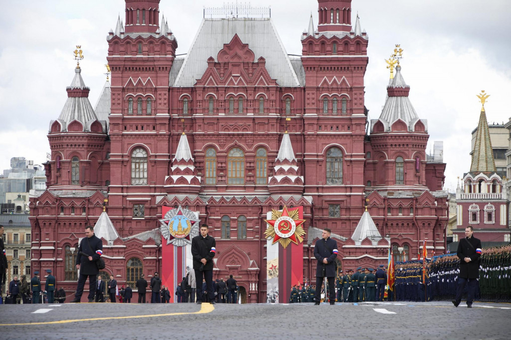 Príslušníci bezpečnostnej služby stoja na Červenom, ilustračný obrázok. FOTO: TASR/AP
