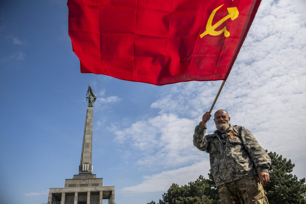 Na snímke prorusky protestujúci máva vlajkou bývalého Sovietskeho zväzu na Slavíne. FOTO: TASR/Jaroslav Novák