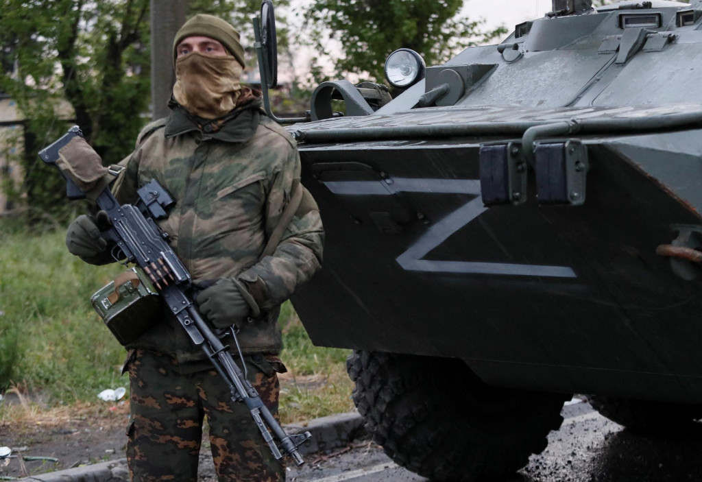 Príslušník proruských jednotiek. FOTO: REUTERS