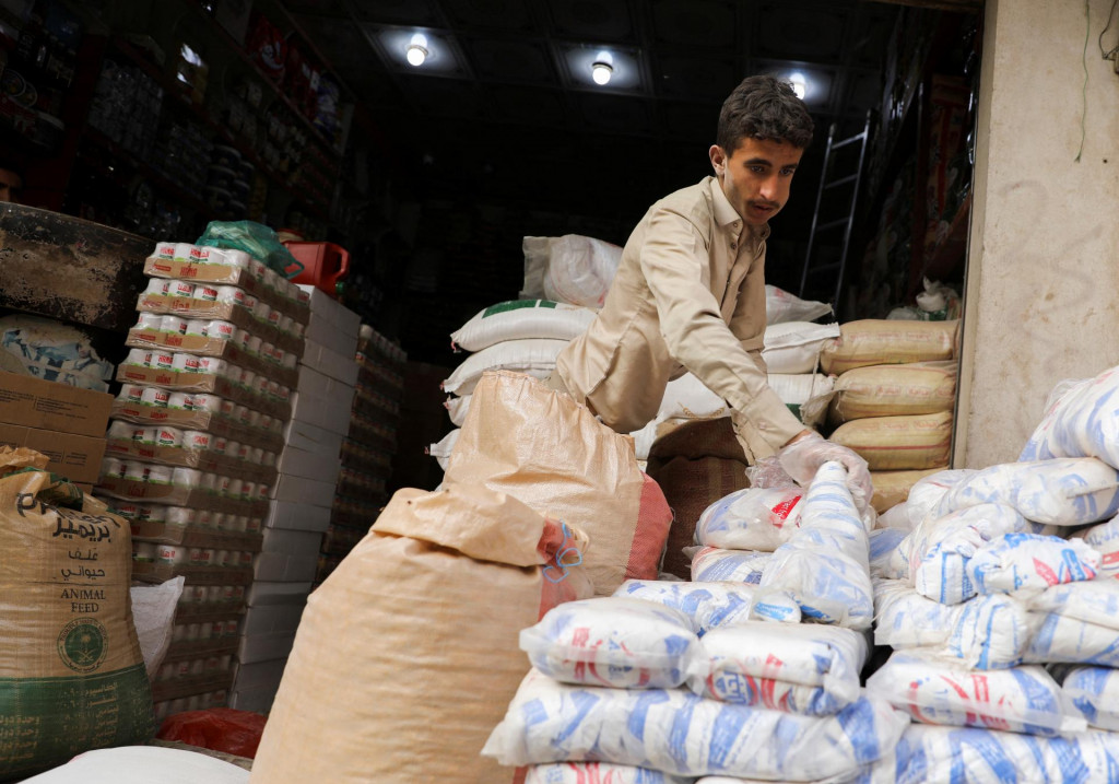 Zamestnanec obchodu s potravinami berie zo skladu soľ. FOTO: REUTERS