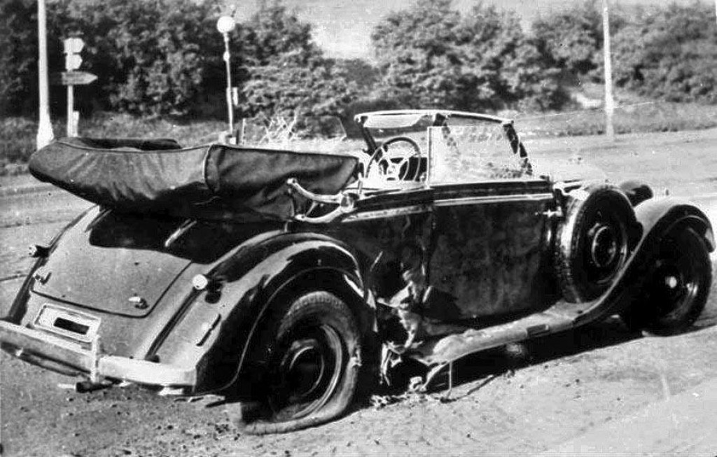 &lt;p&gt;Výbuchom poškodený Heydrichov Mercedes-Benz 320 na mieste atentátu. FOTO: Wikimedia Commons/Bundesarchiv&lt;/p&gt;