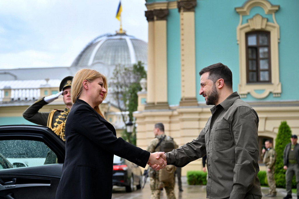 Na snímke prezidentka SR Zuzana Čaputová (vľavo) a ukrajinský prezident Volodymyr Zelenskyj