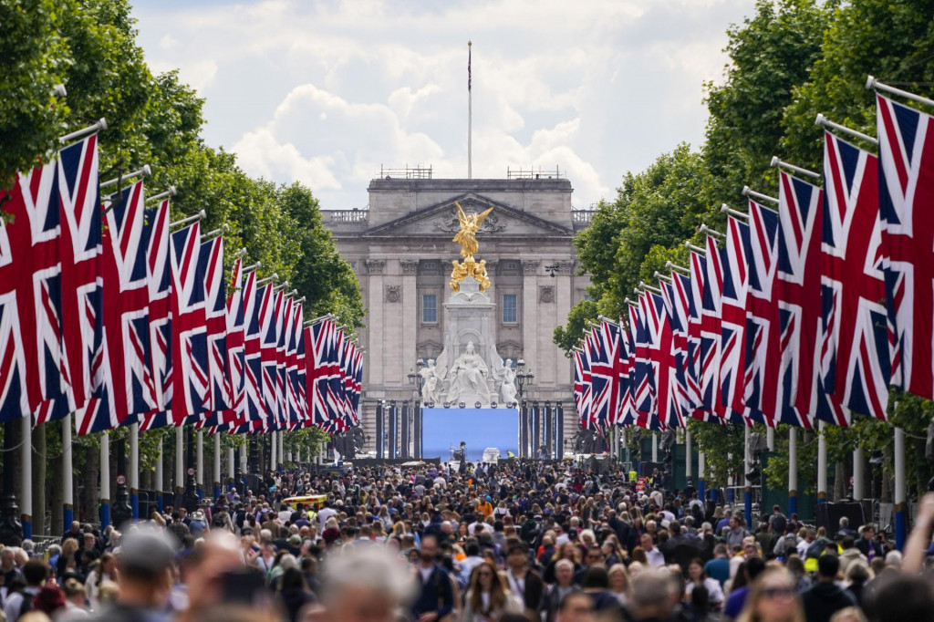 Ľudia sa zhromažďujú v deň sláv 70. výročia nástupu britskej kráľovnej Alžbety II. na trón v Londýne. FOTO: TASR/AP
