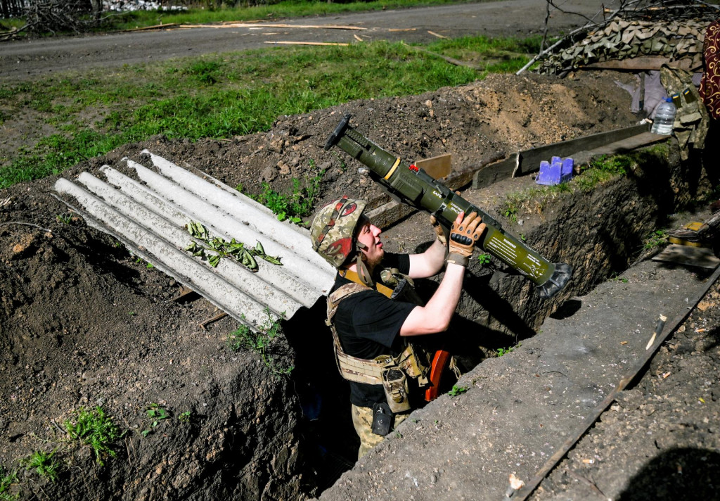 Ukrajinský vojak v zákope. FOTO: Reuters