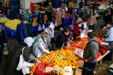 Kupujúci vyberajú z množstva čerstvých potravín na miestnom trhu. FOTO: Reuters