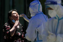 Na snímke žena v Pekingu počas testovania na koronavírus.