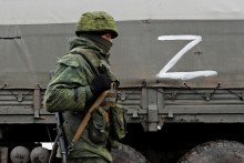 &lt;p&gt;Vojak proruských milícií kráčajúci popri tanku. FOTO: REUTERS&lt;/p&gt;