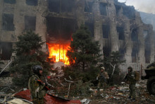 &lt;p&gt;Príslušníci proruských jednotiek a čečenskej jednotky pred zničenou administratívnou budovou železiarní a oceliarní Azovstaľ. FOTO: REUTERS&lt;/p&gt;