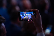 Na displeji mobilného telefónu sa ukrajinský prezident Volodymyr Zelenskyj prostredníctvom videospojenia prihovára k účastníkom na bezpečnostnej konferencii Globsec Bratislava Forum 2022 v Bratislave 2. júna 2022. FOTO: TASR