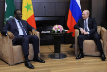 &lt;p&gt;Ruský prezident Valdimir Putin a predseda Africkej únie a senegalský prezident Macky Sall počas stretnutia v ruskom meste Soči v piatok 3. júna 2022. FOTO: TASR/AP&lt;/p&gt;