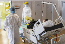 &lt;p&gt;Zdravotný personál preváža pacienta na oddelenie pre covidpozitívnych. FOTO: TASR/Michal Svítok &lt;/p&gt;