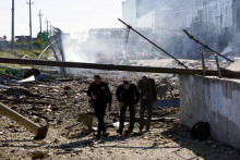&lt;p&gt;Ľudia kráčajú na mieste nákupného centra zničeného ostreľovaním počas ruskej invázie na Ukrajinu v Odese. FOTO: Reuters &lt;/p&gt;