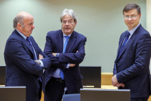 Španielsky šéf financií Luis de Guindos (vľavo) sa rozpráva s eurokomisárom pre hospodárstvo Paolom Gentilonim (uprostred) a podpredsedom Eurokomisie Valdisom Dombrovskisom (vpravo) počas stretnutia ministrov financií ECOFIN-u. FOTO: TASR/AP

