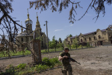 Ukrajinský vojak hliadkuje v dedine neďaleko frontovej línie v Doneckej oblasti na východe Ukrajiny. FOTO: TASR/AP
