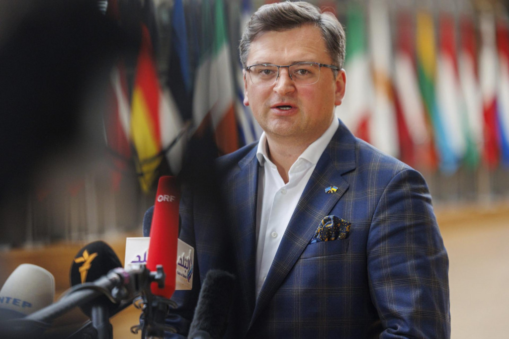 Ukrajinský minister zahraničných vecí Dmytro Kuleba hovorí po stretnutí ministrov zahraničných vecí EÚ v Bruseli. FOTO: TASR/AP

