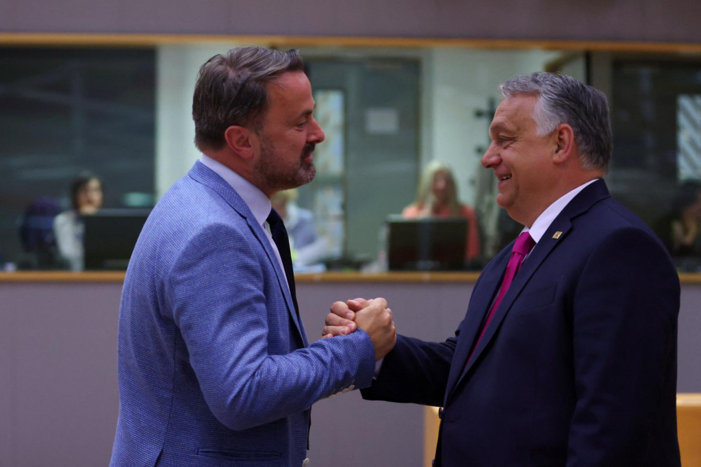Maďarský premiér Viktor Orbán a luxemburský premiér Xavier Bettel sa zúčastňujú na summite lídrov Európskej únie. FOTO: Reuters