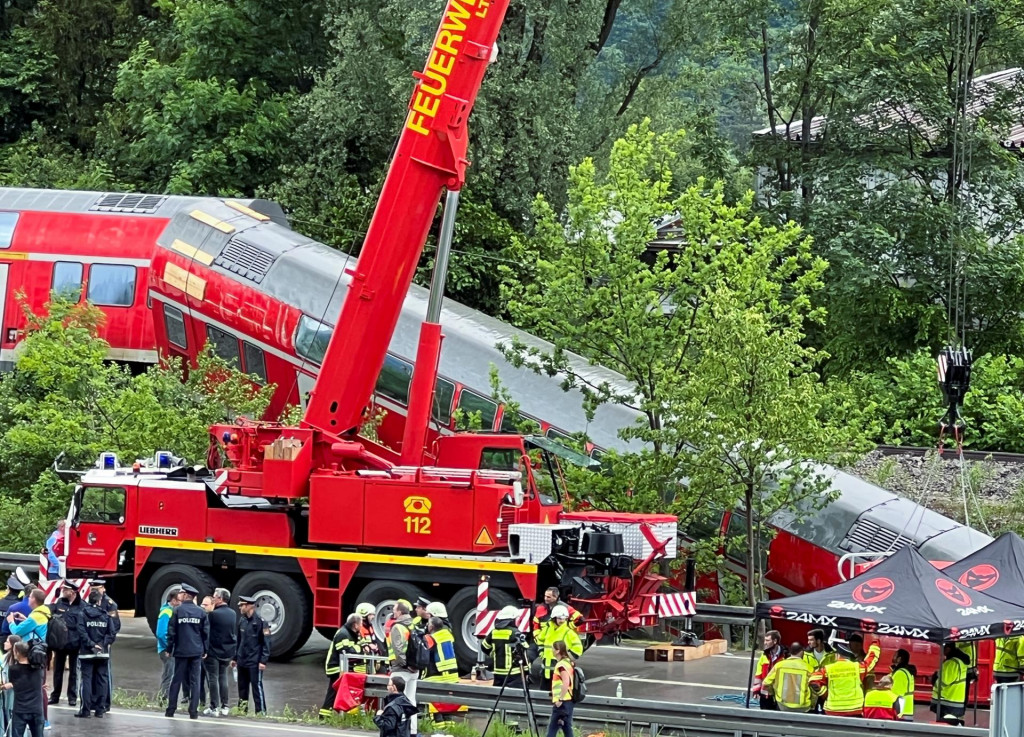 Hasiči pomocou ťažkej techniky pátrajú po obetiach vykoľajeného poschodového regionálneho vlaku neďaleko bavorského mesta Garmisch-Partenkirchen. FOTO: Reuters