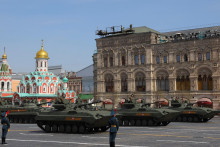 &lt;p&gt;Ilustračná fotka bojových vozidiel pechoty BMP na Červenom námestí počas skúšky na vojenskú prehliadku. FOTO: REUTERS&lt;/p&gt;