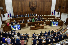 &lt;p&gt;Slovenskí poslanci počas virtuálneho príhovoru ukrajinského prezidenta Volodymyra Zelenského v rámci 65. schôdze Národnej rady SR 10. mája 2022. FOTO: TASR&lt;/p&gt;