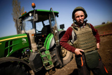 Ukrajinský farmár v nepriestrelnej veste. FOTO: Reuters