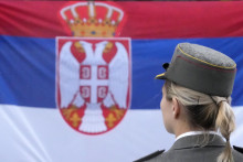 Členka čestnej stráže stojí pri srbskej vlajke počas inaugurácie srbského prezidenta Aleksandara Vučiča. FOTO: TASR/AP