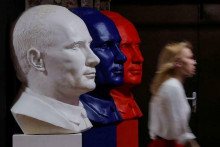 Busty Putina na prehliadke ”Superputin” v Moskve. FOTO: REUTERS/Maxim Shemetov